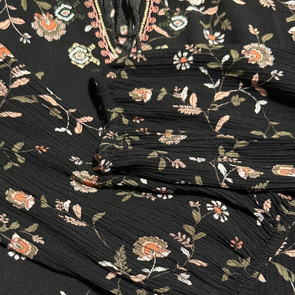 Chic Black Floral Blouse - Picture 8 of 13